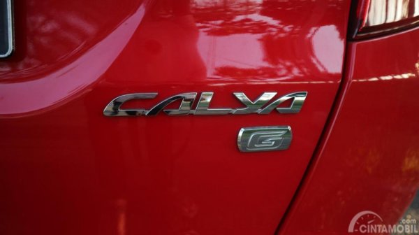 Terlihat emblem krom Toyota Calya 1.2 G MT 2017 warna merah