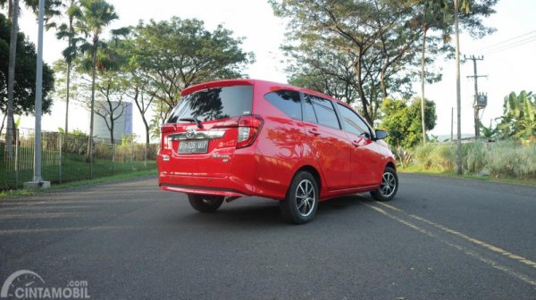Terlihat tampilan belakang Toyota Calya 1.2 G MT 2017 berwarna merah