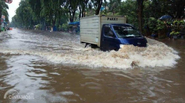 Musim Hujan Datang, Hati-Hati Berkendara di Jalan Tergenang, Kenapa?