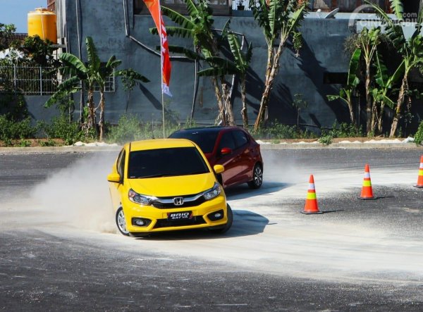 Gambar All New Honda Brio Satya warna Kuning dan All New Honda Brio RS warna oranye sedang bermanuver