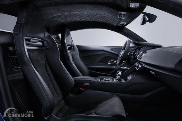 Kursi Audi R8 2022 dibalut dengan bahan kulit berkualitas