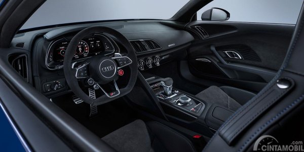Dashboard Audi R8 2022 menghadirkan fitur-fitur multifungsi yang tersemat apik di dekat kursi pengendara