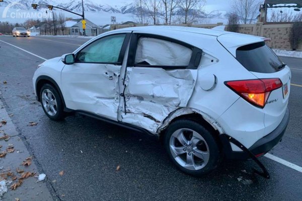 Ikuti ‘Bird Box Challenge’, Remaja di Amerika Tabrak HR-V dan Lampu Lalu Lintas
