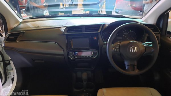 Warna baru dan mirip dengan Honda Brio di bagian dashboard mobil Honda Mobilio 2019