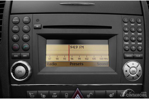 radio Mercedes-Benz SLK-Class 2011 berwarna hitam