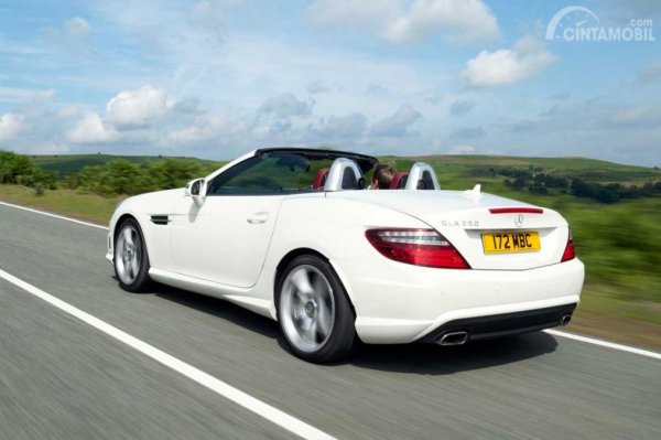 tampilan belakang Mercedes-Benz SLK-Class 2011 berwarna putih