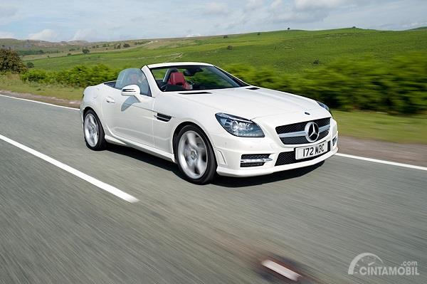 tampilan depan Mercedes-Benz SLK-Class 2011 berwarna putih