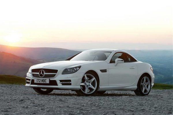 Generasi ketiga Mercedes-Benz SLK-Class 2011 berwarna putih