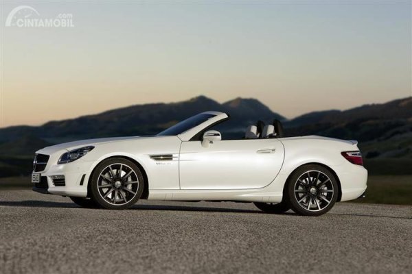 tampilan samping Mercedes-Benz SLK-Class 2011 berwarna putih