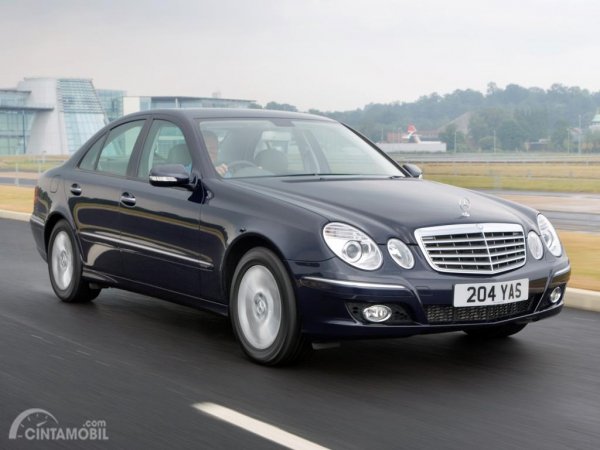 Sedan Mewah Rp 100 Jutaan, Inilah Tips Beli Mercedes-Benz E-Class W211 Bekas
