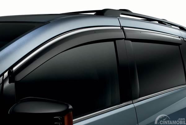 Sudah Tahu Belum Fungsi Door Visor di Kaca Mobil?