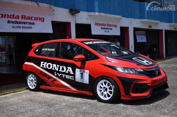 Gambar menunjukkan mobil Honda Jazz 2019 Balap Honda Racing Indonesia berwarna merah dilihat dari sisi depan
