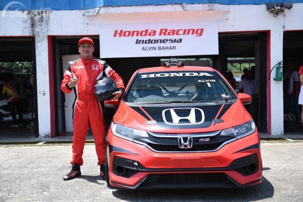 Gambar menunjukkan Tampak Alvin Bahar bersama Honda Jazz balap 2019