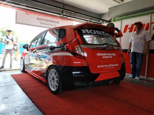 Gambar mobil Honda Jazz 2019 Honda Racing Indonesia berwarna merah dilihat dari sisi belakang