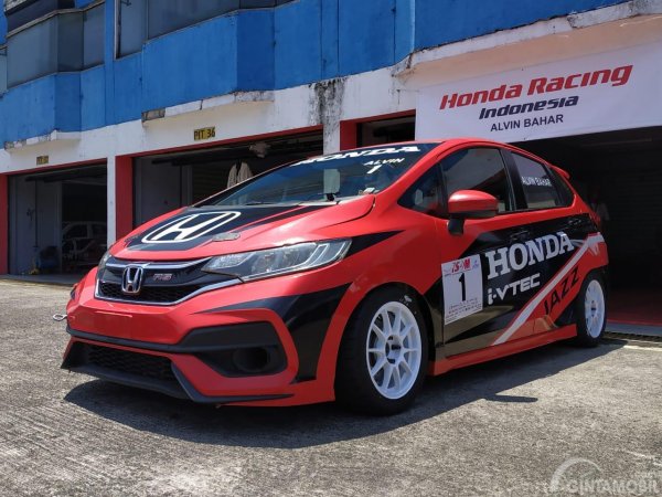 Tampak tampilan depan Honda Jazz 2019 berwarna merah Honda Racing Indonesia