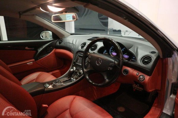 Gambar menunjukkan desain bagian interior mobil Mercedes-Benz SL 500 2002