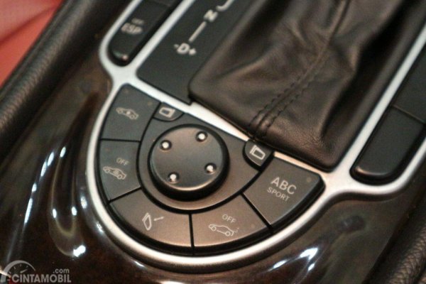 Gambar menunjukkan desain bagian ABC dari mobil Mercedes-Benz SL 500 2002