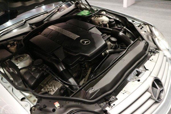 Gambar menunjukkan desian bagian mesin mobil Mercedes-Benz SL 500 2002 