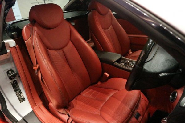 Gambar menunjukkan desain bagian jok mobil Mercedes-Benz SL 500 2002