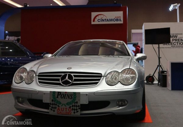 Gambar menunjukkan desain bagian depan mobil Mercedes-Benz SL 500 2002 