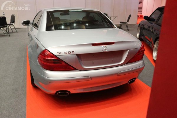 Gambar menunjukkan desain bagian belakang mobil Mercedes-Benz SL 500 2002