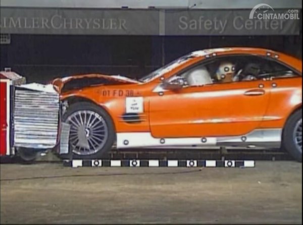 Gambar menunjukkan desain bagian airbag mobil Mercedes-Benz SL 500 2002
