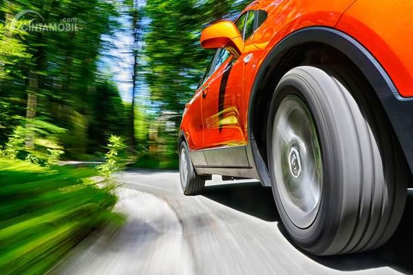 Waduh, Tiba-tiba Mobil Goyang di Jalan