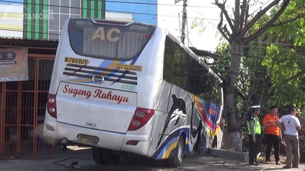 Foto bus Sugeng Rahayu menabrak rumah warga setelah menabrak empat mobil di Sragen