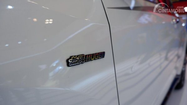 Gambar menunjukkan Logo Mugen pada mobil Honda HR-V Mugen 2019