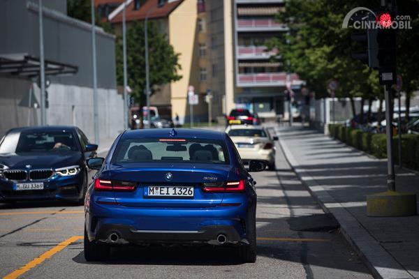 BMW Uji Sistem Adaptive Cruise Control di Tengah Kota