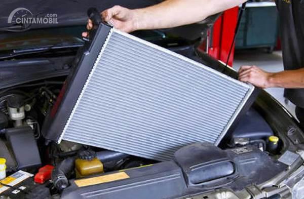 Ini Komponen yang Harus Diperhatikan Saat Merawat Radiator Mobil