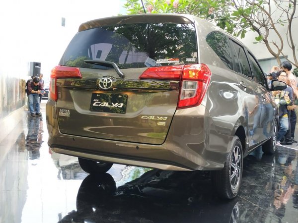Gambar menunjukkan tampilan belakang Toyota New Calya 1.2 G 2019