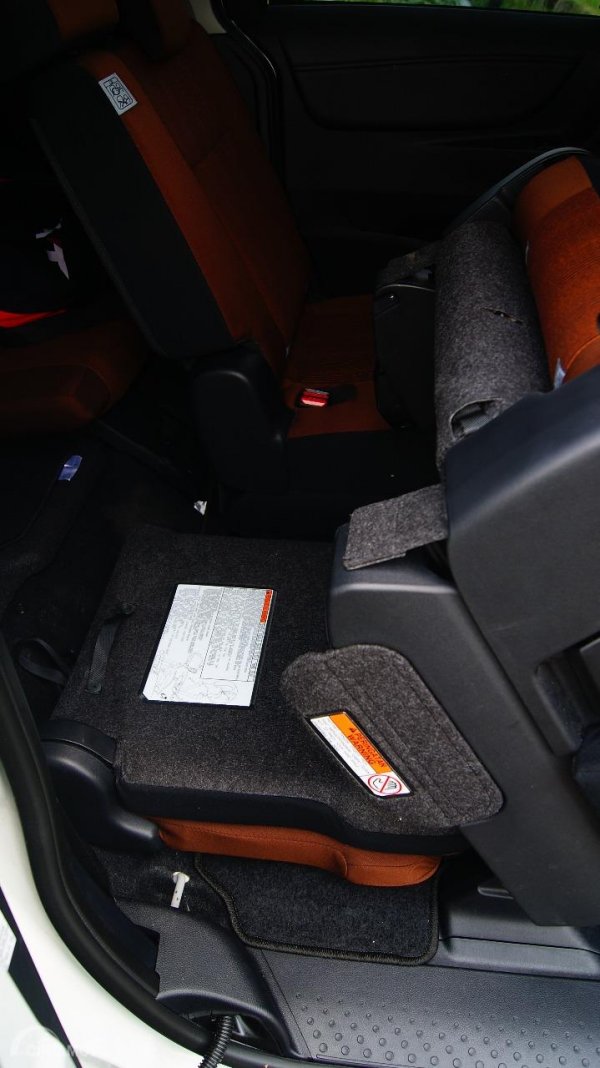 Gambar menunjukkan Dive In Seat Toyota Sienta 1.5 V MT 2016