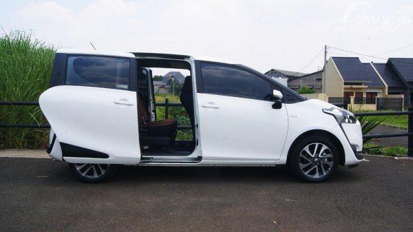 Gambar menunjukkan pintu geser elektronik Toyota Sienta 1.5 V MT 2016