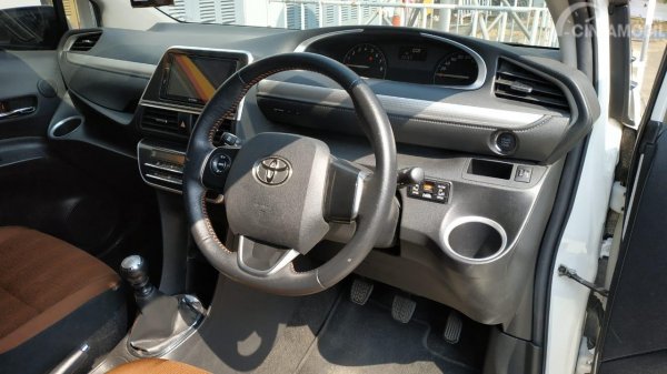 Gambar menunjukkan Layout dasbor Toyota Sienta 1.5 V MT 2016