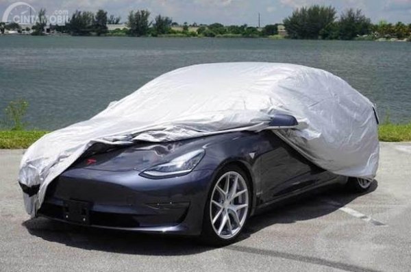 Cover mobil mampu melindungi bodi dan cat, dari debu, air hujan hingga terik matahari