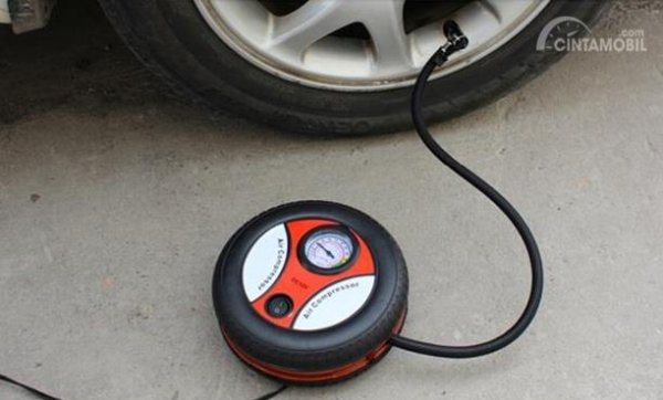 Pompa ban elektrik menjadi aksesoris penting yang perlu terus dibawa di dalam mobil Anda