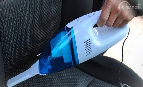 Aman Dari Kuman, Yuk Intip Tips Memilih Vacuum Cleaner Mobil