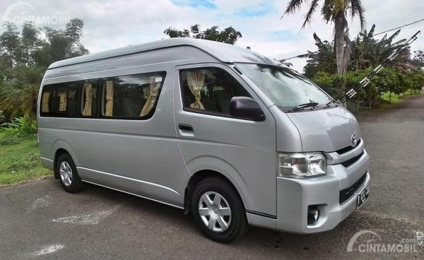 Rame-Rame ke Paris van Java, Berapa Harga Sewa Toyota HiAce di Bandung?