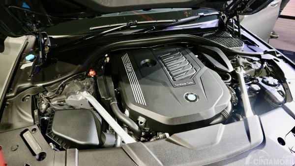 Mesin BMW 740Li 2019 menggunakan konfigurasi TwinPower Turbo 6 Silinder dengan daya puncak 326 HP