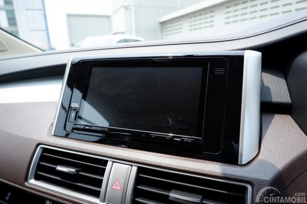 Gambar menunjukkan In-Car Entertaiment System Mitsubishi Xpander Cross 2019