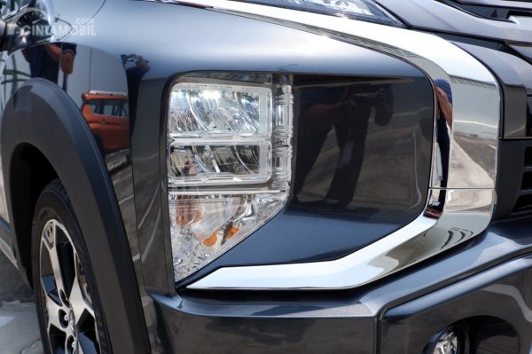 Gambar menunjukkan headlamp Mitsubishi Xpander Cross 2019