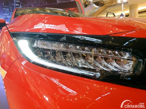 Gambar menunjukkan headlamp Honda Civic Hatchback RS 2020
