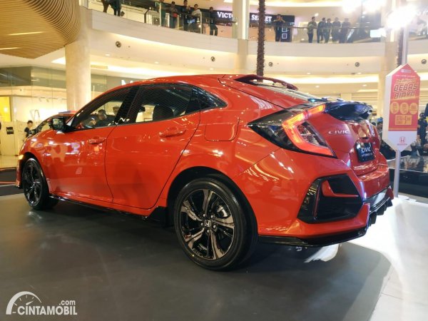 Gambar menunjukkan tampilan samping Honda Civic Hatchback RS 2020