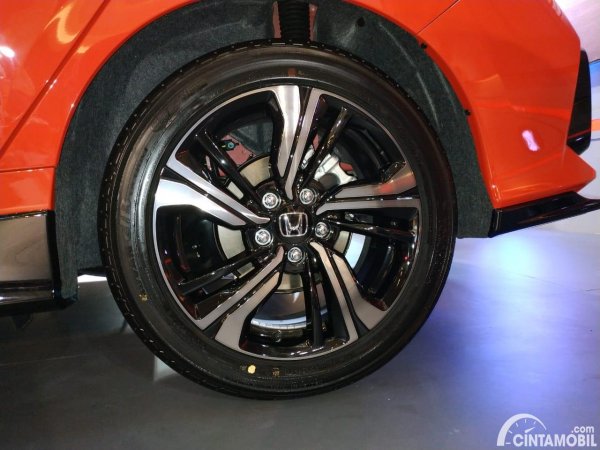 Gambar menunjukkan ban dan pelek Honda Civic Hatchback RS 2020