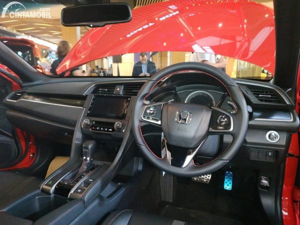 Gambar menunjukkan layout dasbor Honda Civic Hatchback RS 2020