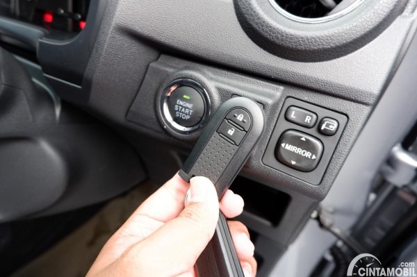 Gambar menunjukkan keyless entry & tombol start stop engine button Toyota Agya TRD 2020