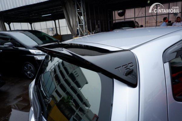 Gambar menunjukkan spoiler belakang Toyota Agya TRD 2020