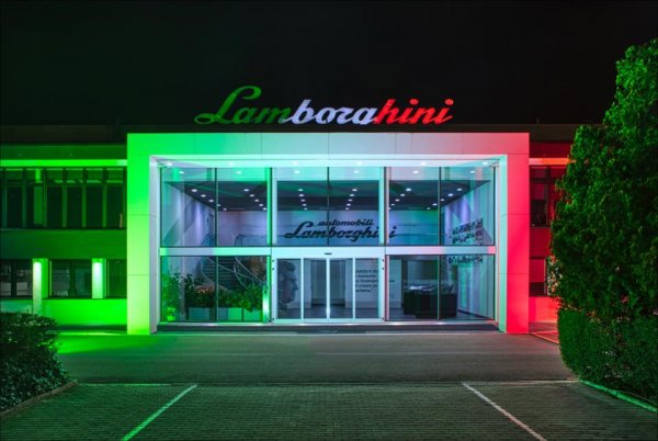 Biasa Bikin Mobil Super, Lamborghini Banting Setir Produksi Masker