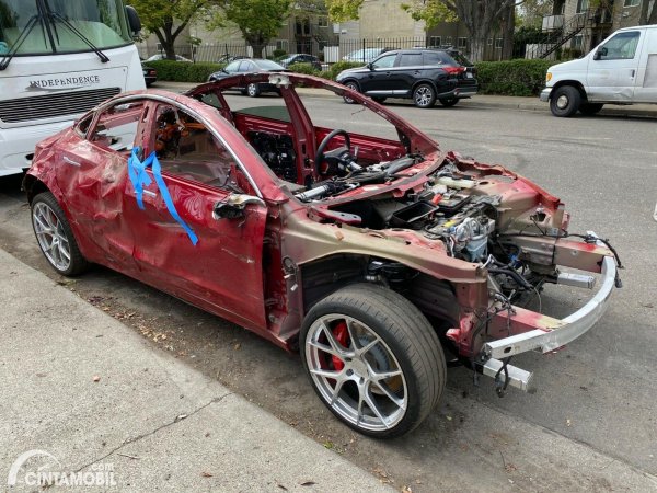 Ditawar Rp223 Juta, Tesla Model 3 Rusak Parah Ini Belum Dilepas